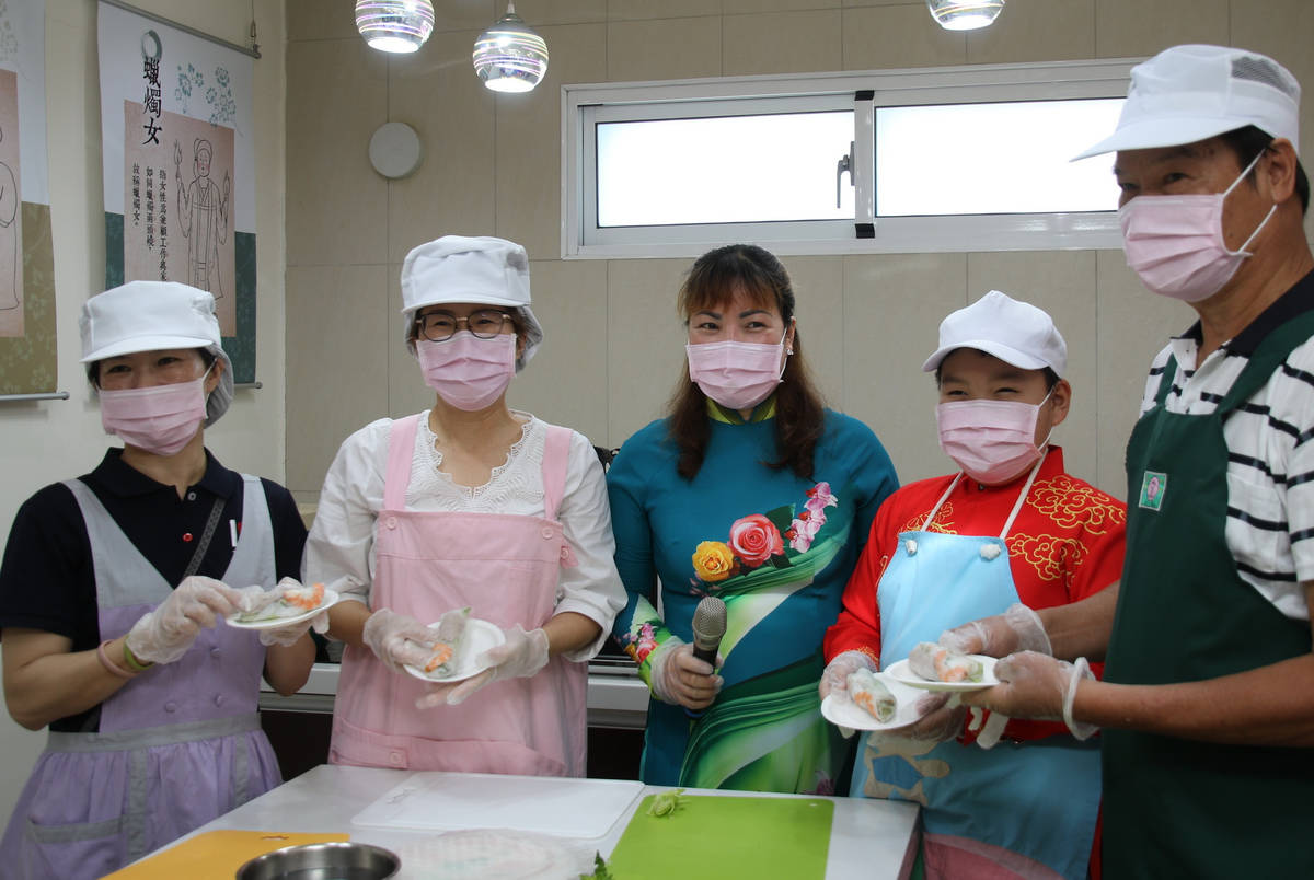 饒縣長和新住民家庭一起製做越南家鄉味料理