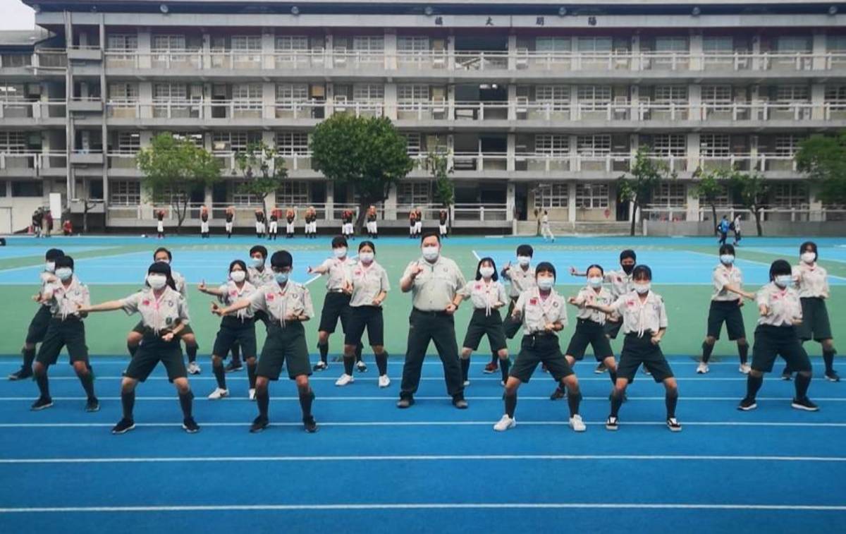 站穩馬步 新北童軍防疫洗手舞功開始。