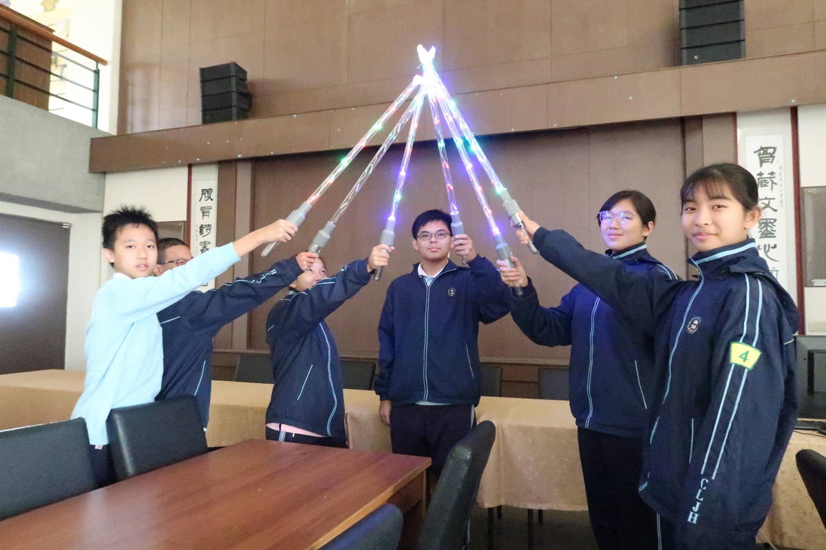 因為來電，崇倫國中光劍亮了起來
