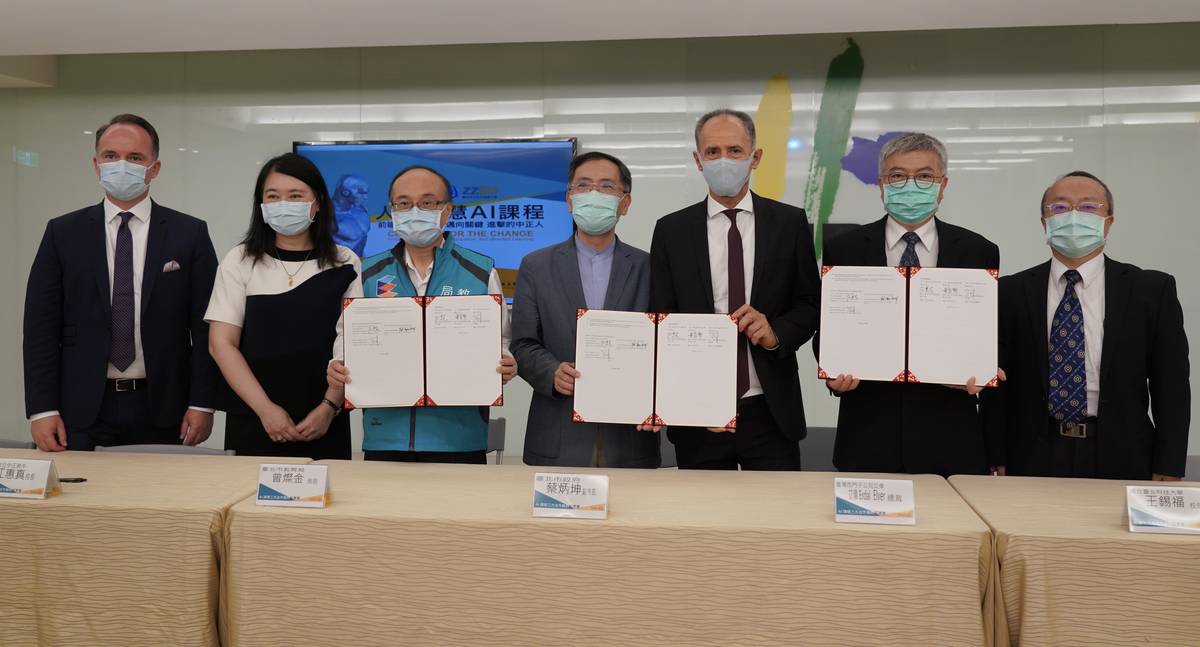 臺北市中正高中與國立臺北科技大學、臺灣西門子公司總裁艾偉簽立三方合作意向書，首創AI教育「三師學堂」