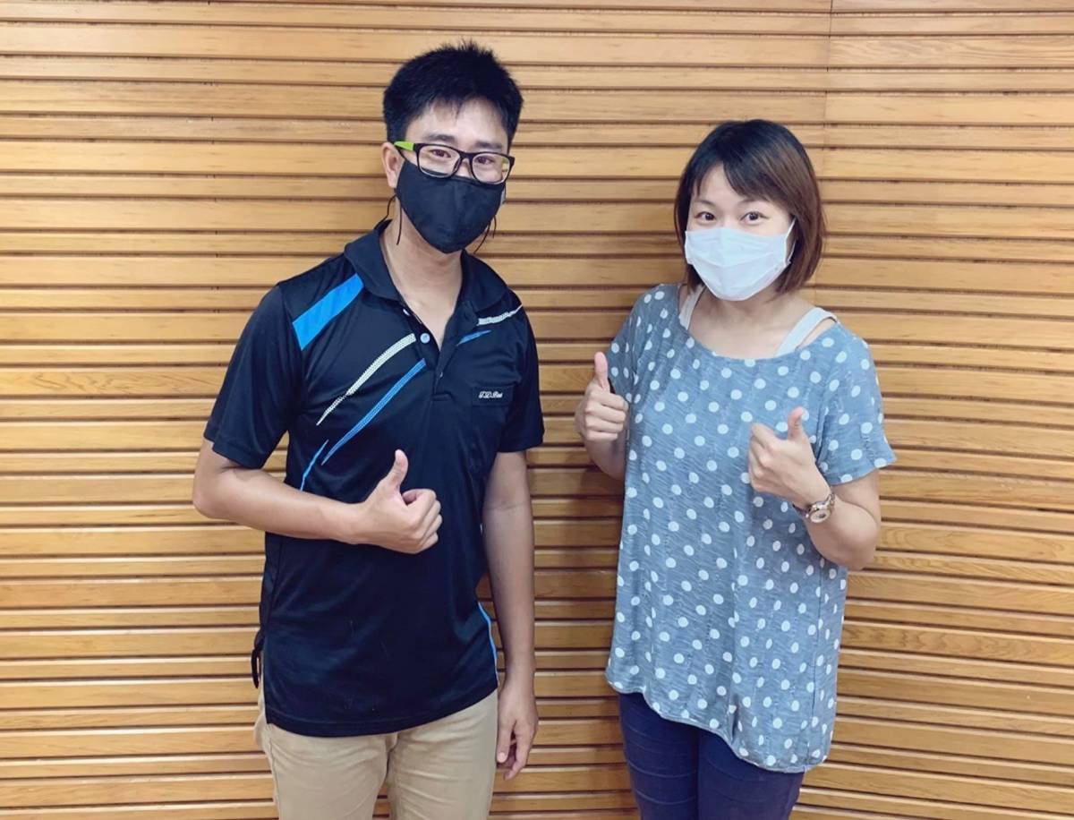 臺東縣環保局與教育電臺臺東分臺合作，5月起在「窩在大自然環教遊學趣」節目中，由主持人李思瑩(右)與環教場域人員分享最新的臺東環境教育活動資訊與新知。