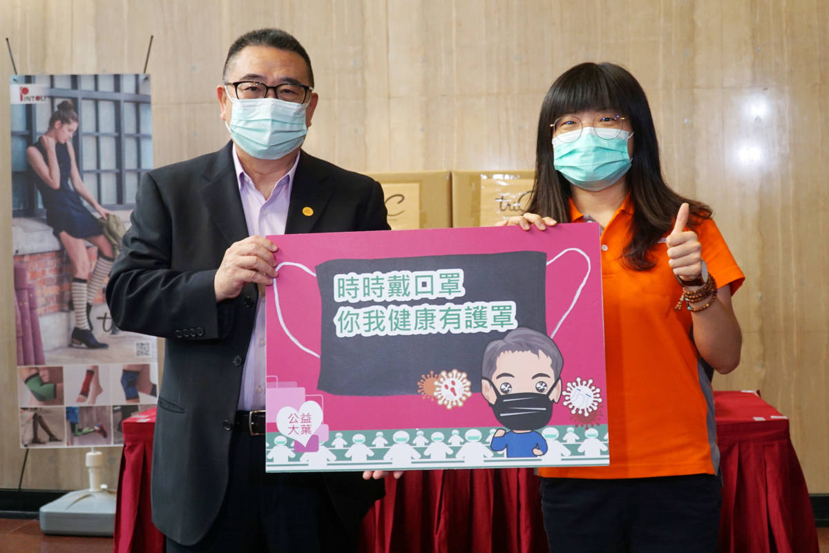 大葉大學校長梁卓中(左)捐贈機能竹炭口罩套給弘道基金會處長施淑莉