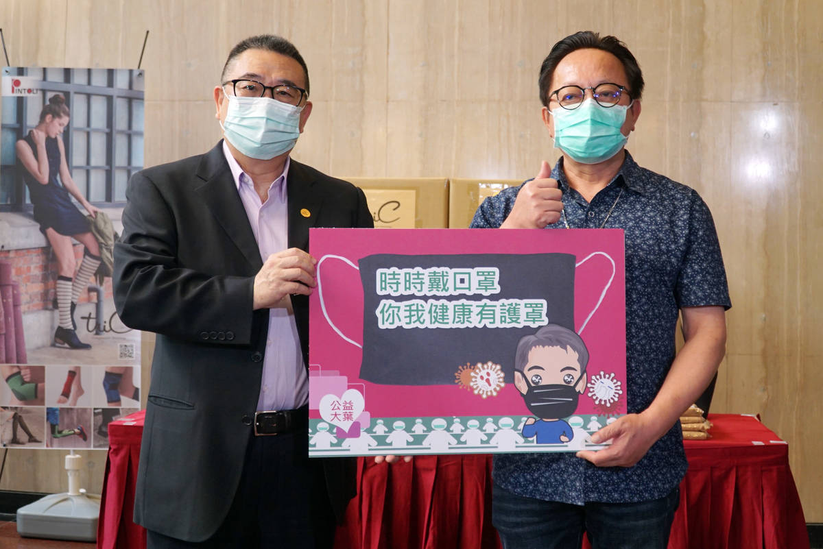 大葉大學校長梁卓中(左)捐贈機能竹炭口罩套給彰化家扶主任王震光