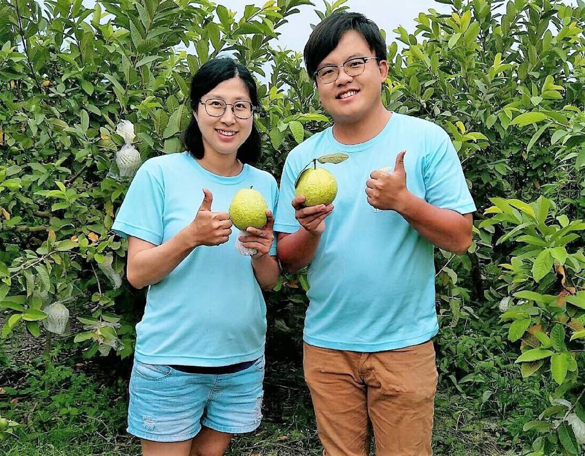 江潁彥(右)蕭百容(左)夫妻為了家中長輩回鄉務農卻因此種出興趣與成就感