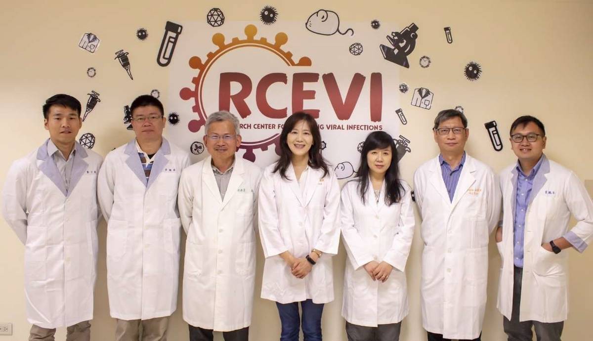 長庚大學新興病毒感染研究中心研發團隊，中間為中心主任施信如特聘教授。(科技部提供)