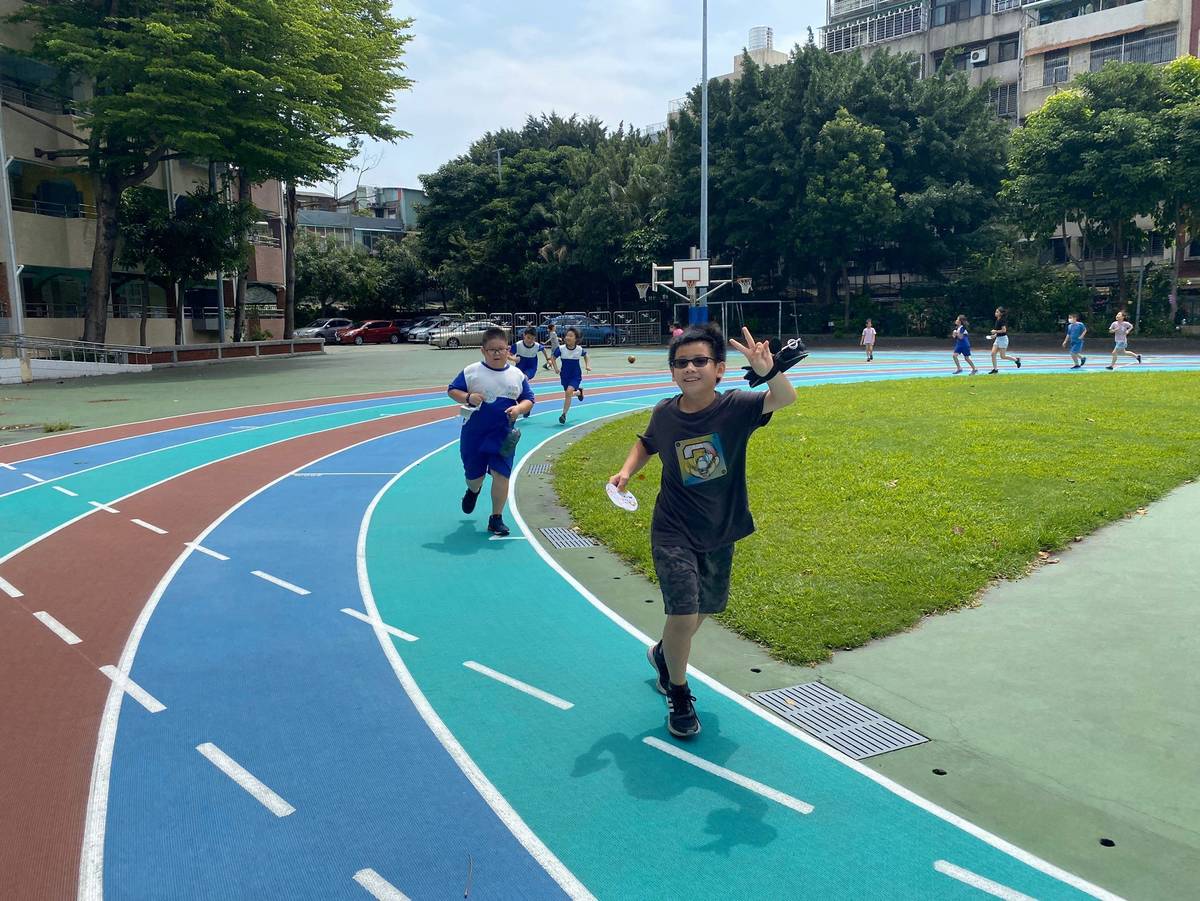 透過遊戲任務的設計，鼓勵學生運動