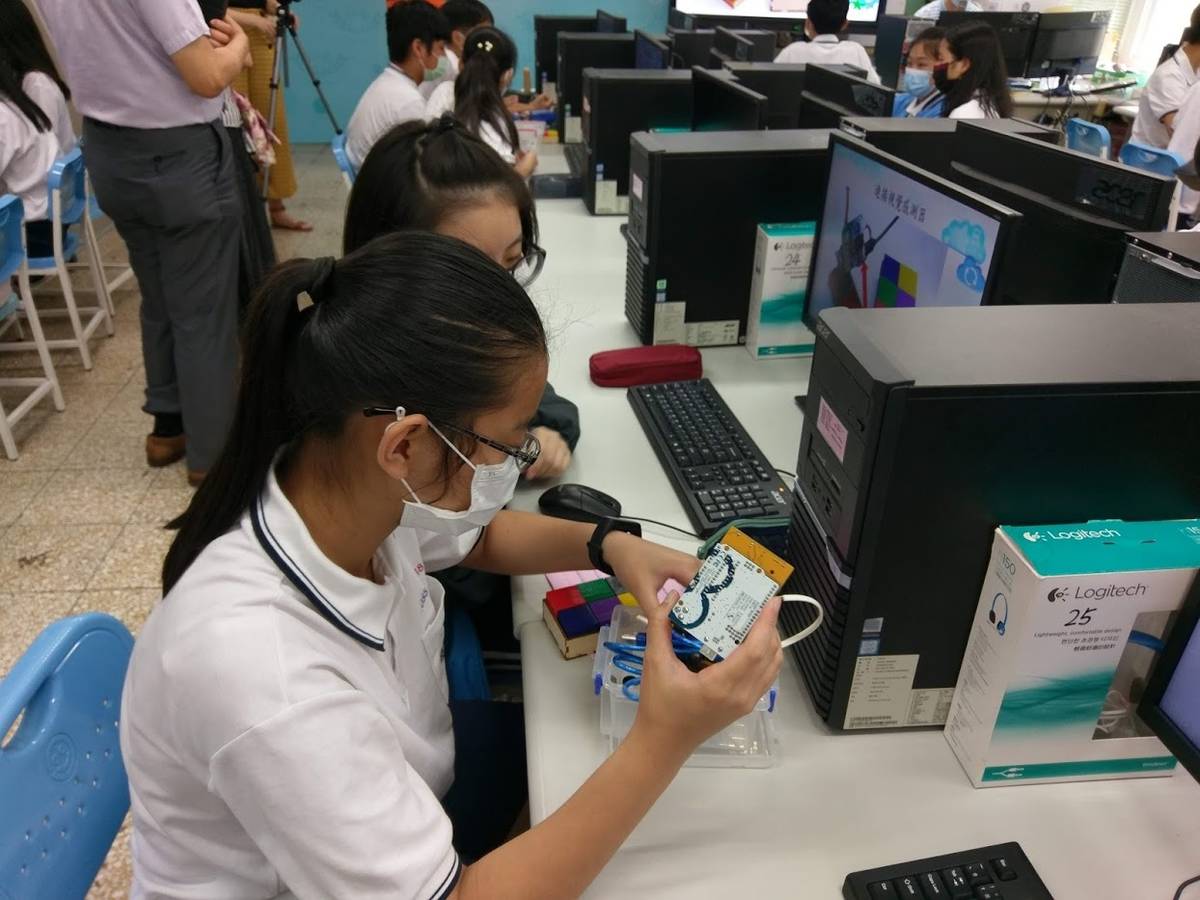 同學們應用AI視覺感測器為長者解決日常生活的不便