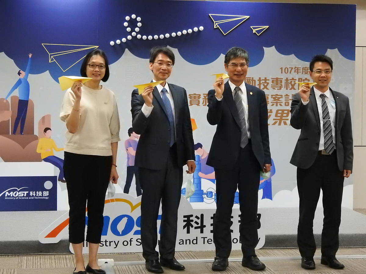 亞東技術學院助理教授張玉梅、國立高雄科技大學教授許德賢、科技部部長陳良基、南臺科技大學副教授張萬榮。(科技部提供)