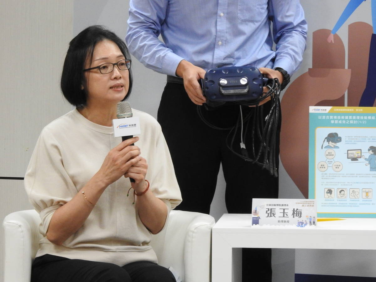 亞東技術學院護理系助理教授張玉梅介紹具反饋與互動功能的自主訓練裝置。(科技部提供)
