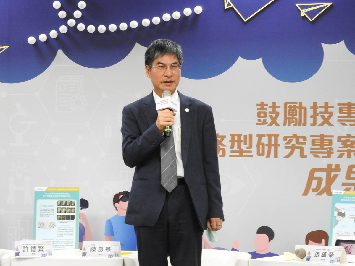 科技部部長陳良基說明推動鼓勵技專校院從事實務型研究專案計畫緣起。(科技部提供)