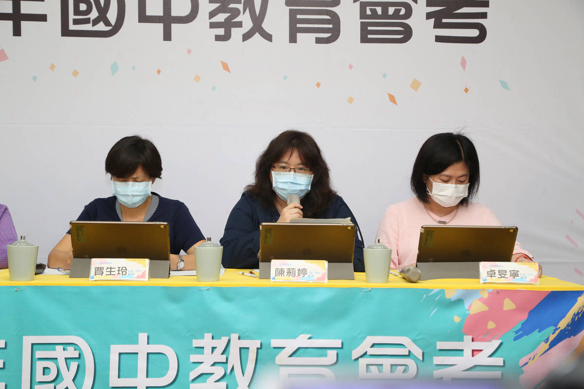 解題老師說明社會科考題內容(教育部提供)