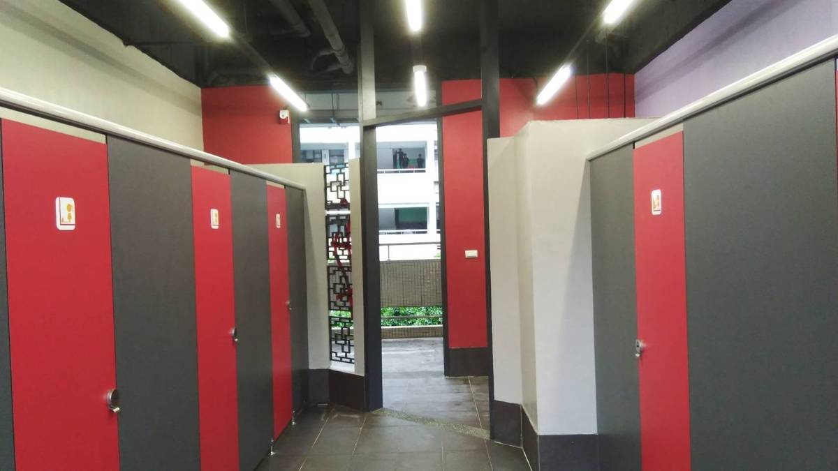 融入藝術概念的空間設計兼具通風、採光、乾爽、開闊及美感，讓孩子們很享受來這裡如廁