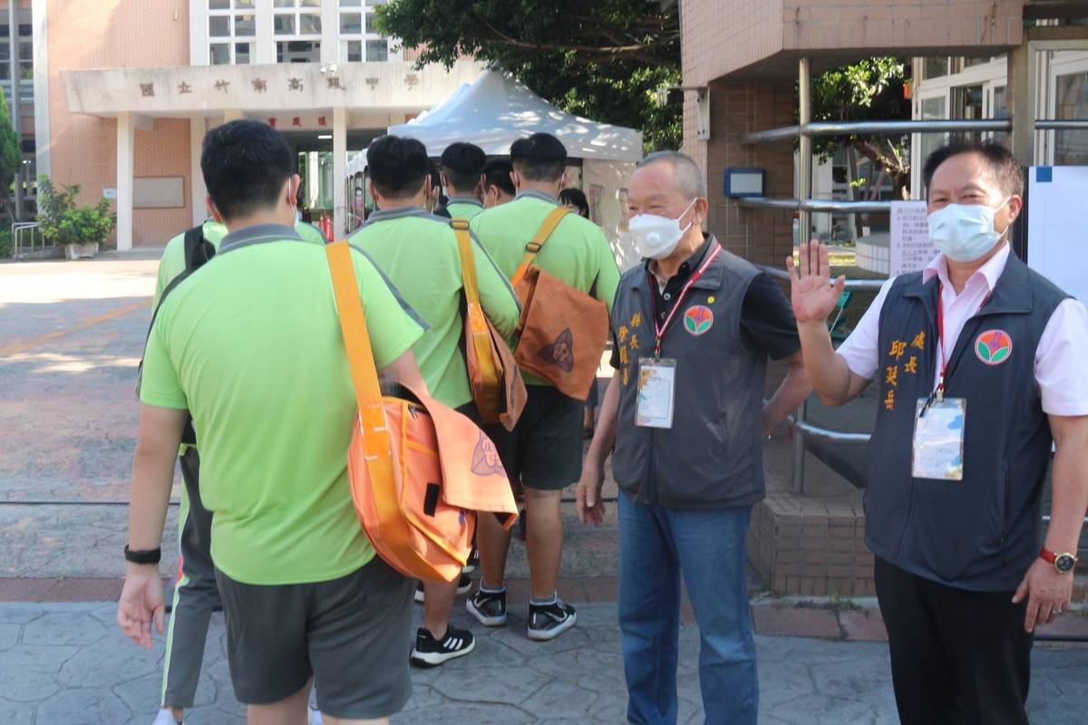 苗栗縣長徐耀昌與苗栗縣教育處長邱廷岳迎接考生進入考場（圖片來源：苗栗縣媒體事務中心）
