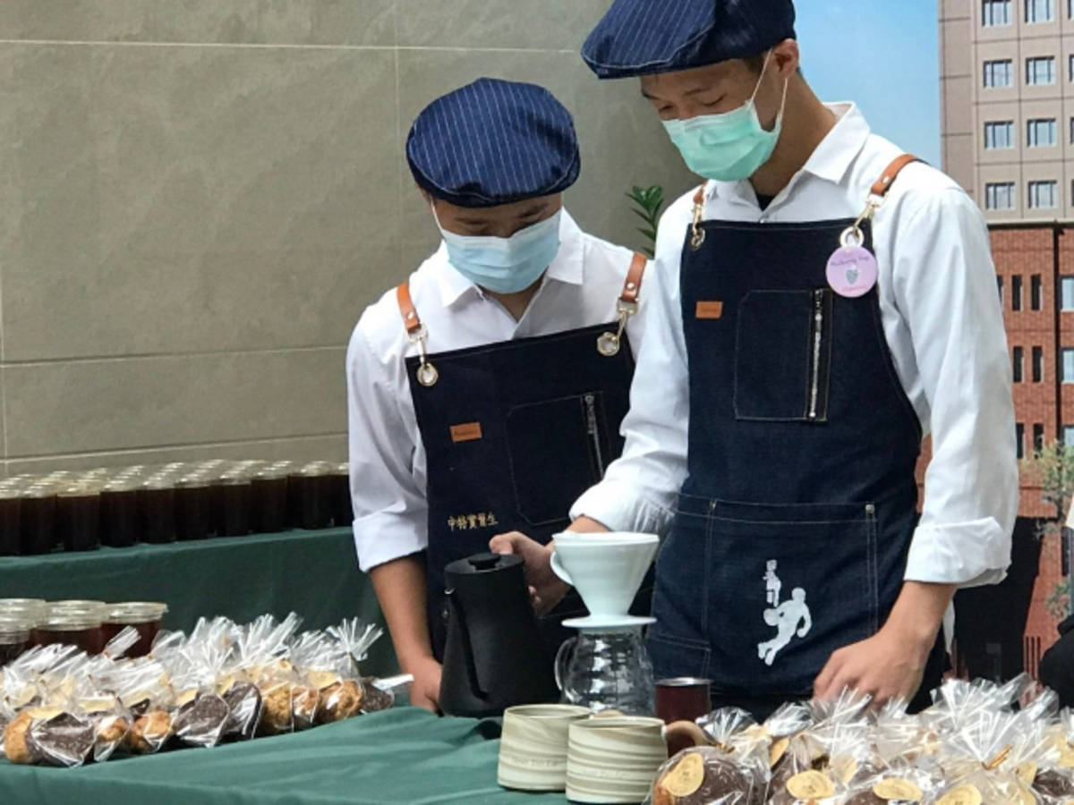 中特學生為林新醫院醫護人員準備餐點（圖片來源：臺中市教育局）