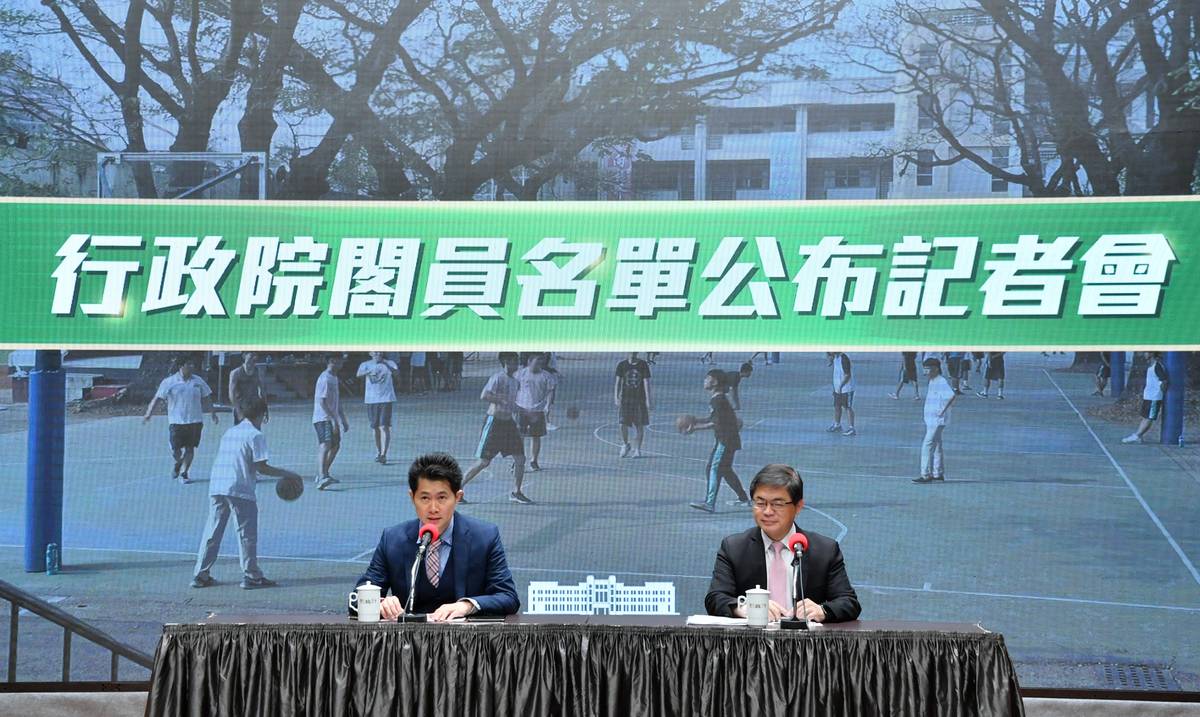 行政院秘書長李孟諺(右)與行政院準發言人丁怡銘宣布新內閣人事(行政院提供)