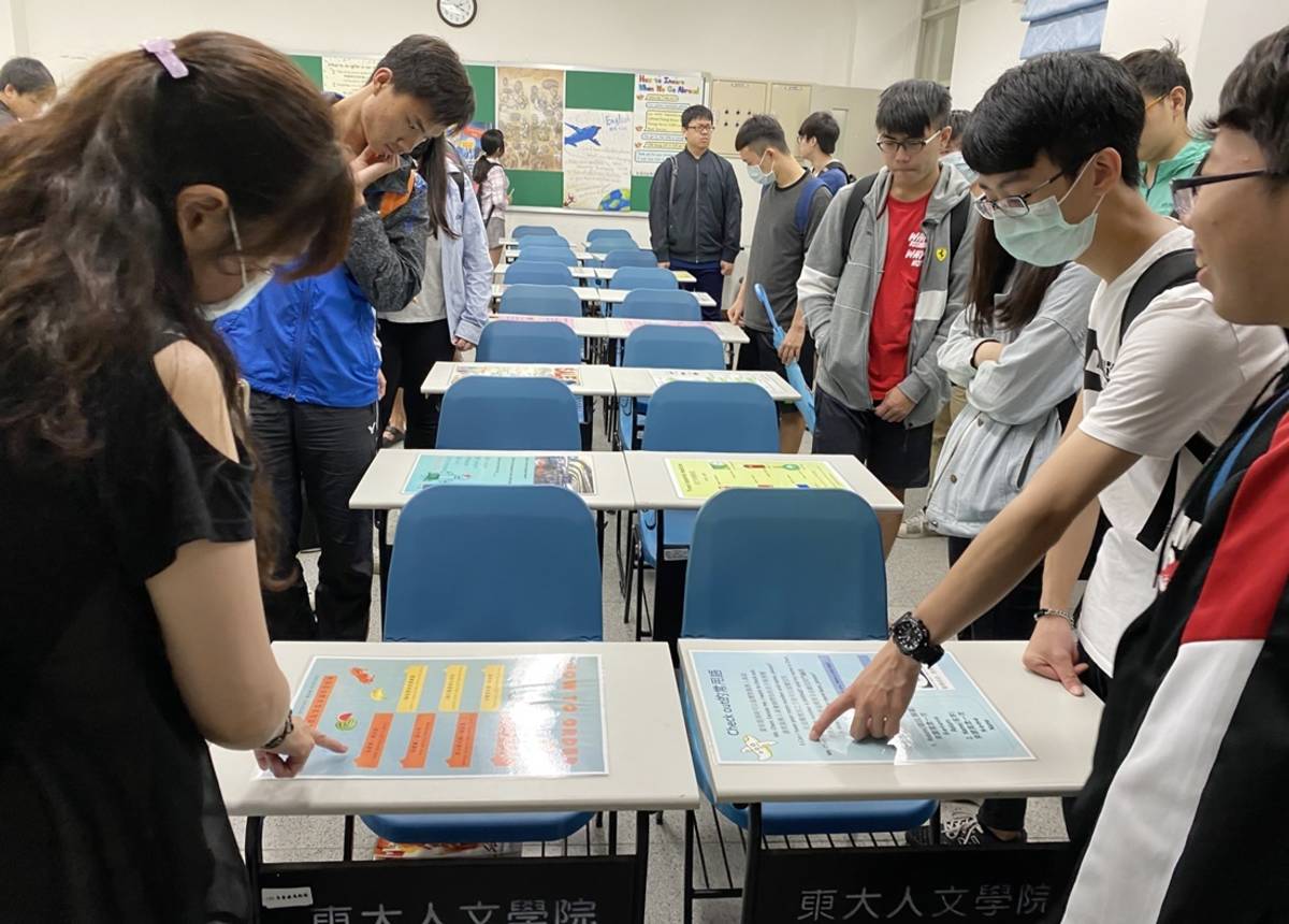 國立臺東大學通識教育中心英文組為呈現學習成果，日前在校內鏡心書院舉辦「英語文表達法海報展覽」。