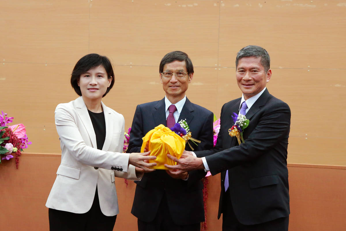 行政院政委林萬億擔任監交人，新任文化部長李永得與卸任文化部長鄭麗君交接印信。(文化部提供)