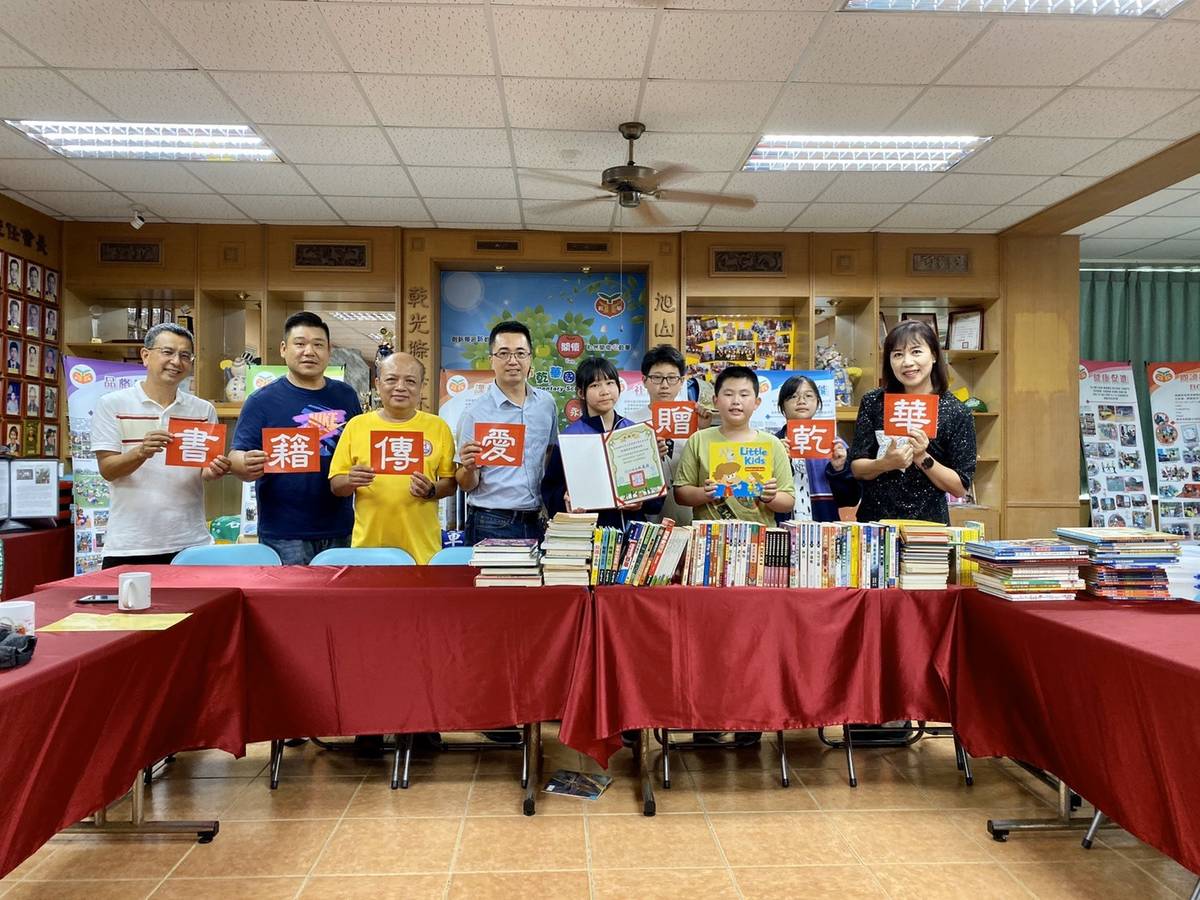 碧華國中學生自治會透過「書籍傳愛贈乾華」募集180本舊書，分享閱讀幸福感。