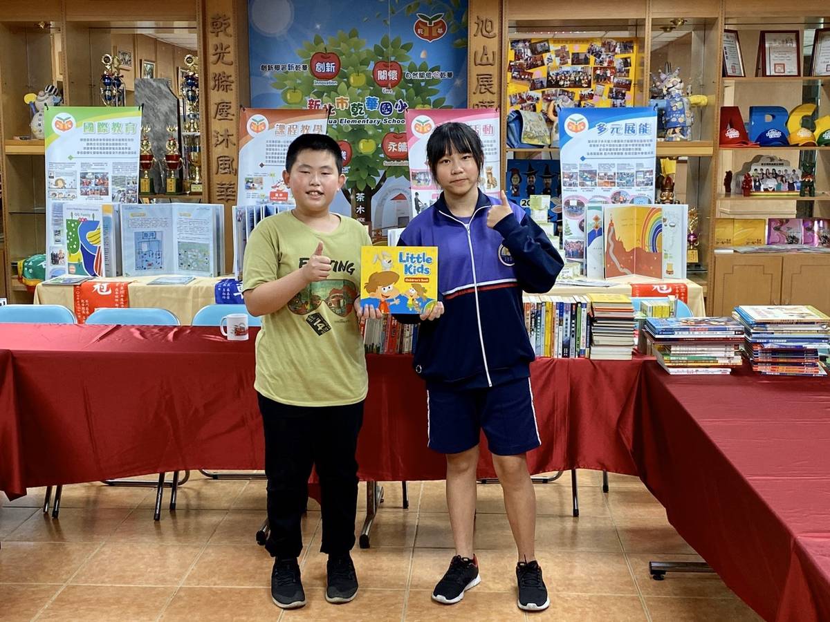 碧華國中學生自治會的學生親自把書本送給乾華國小學生。