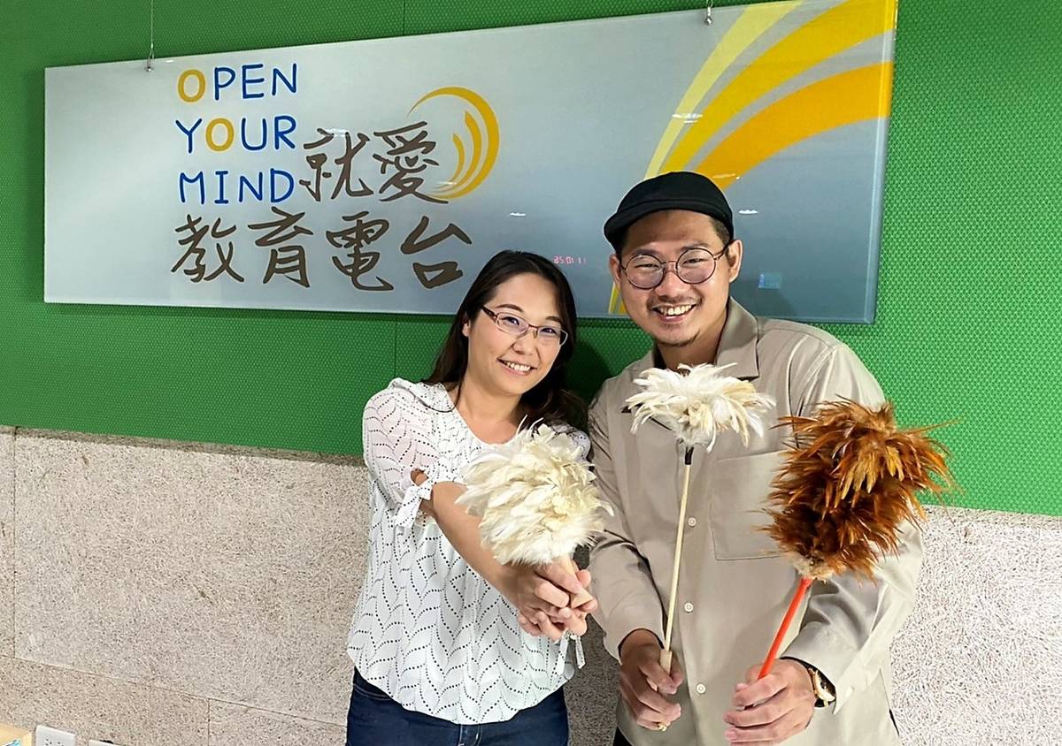 手手企業社姜文中來到教育電台分享他的傳統工藝新創作