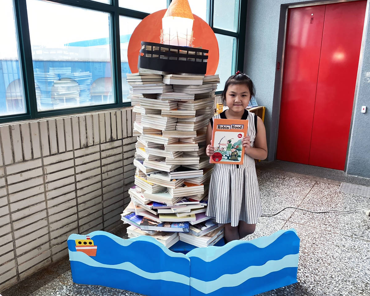 新北市圖利用上千本民眾捐的二手書籍推疊出的二手書燈塔，迎接6月5日世界環境日。