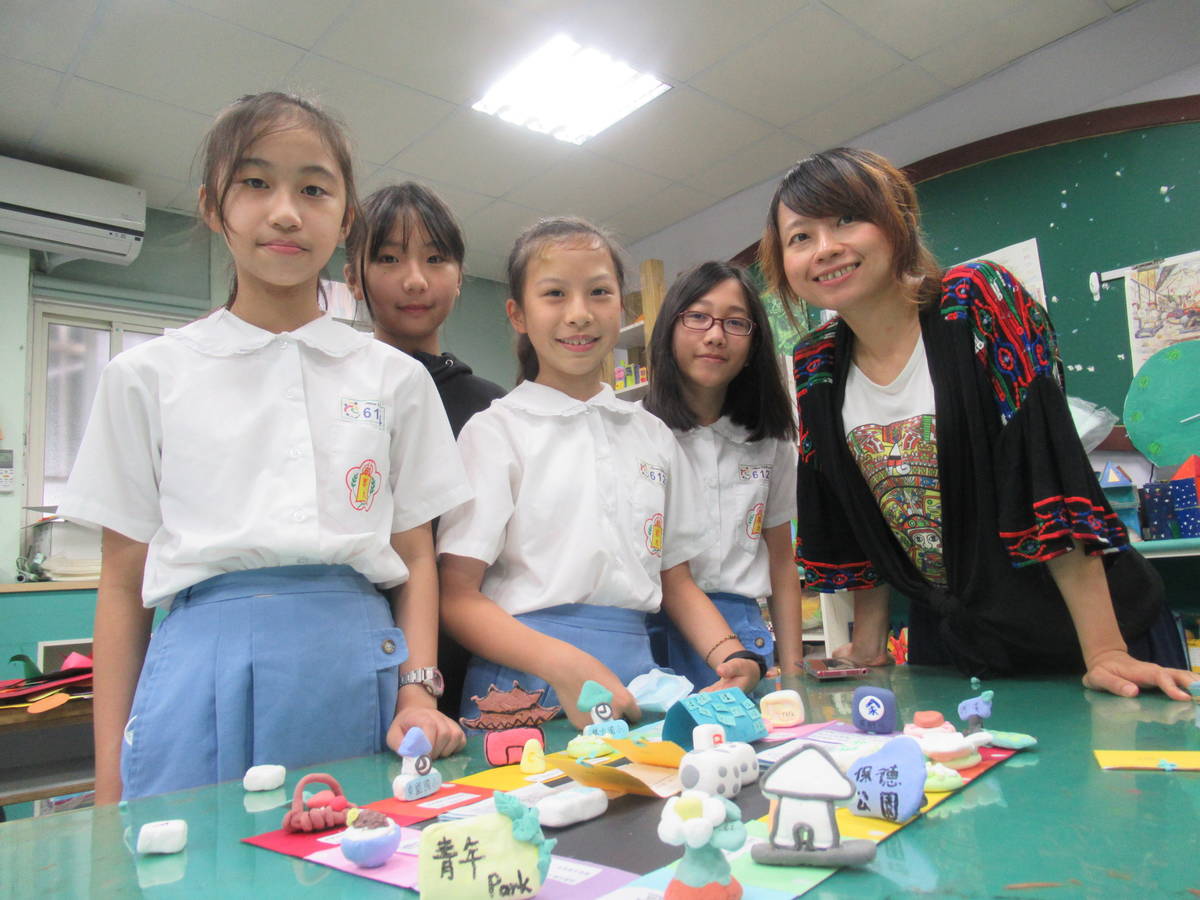 萬大國小沈韋薰、張茵、林暐庭、林怡榛同學設計的桌遊尋寶之刃，右一為江柔慧老師。