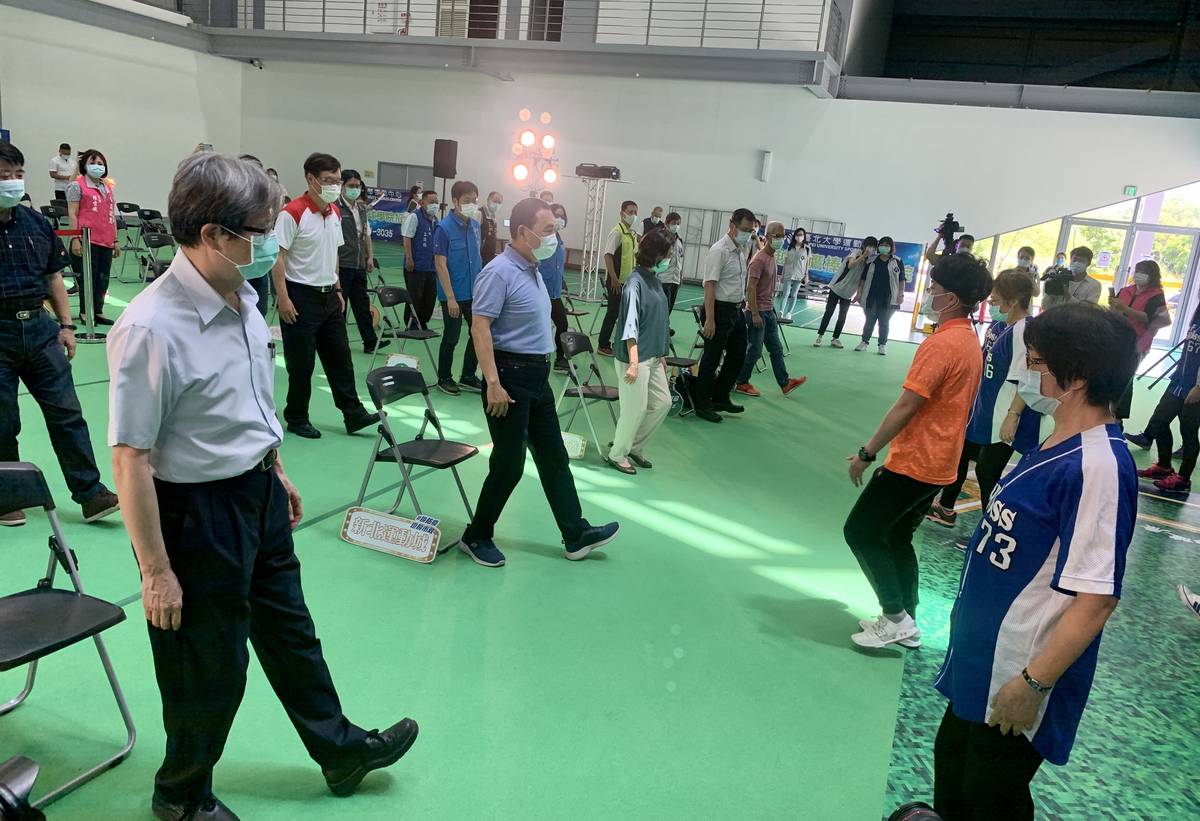 智慧運動大學城擁有專業運動指導員可以指導長輩正確運動觀念。