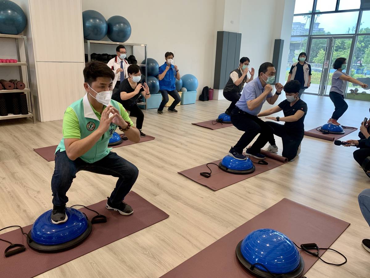 智慧運動大學城擁有專業運動指導員可以指導長輩正確運動觀念。