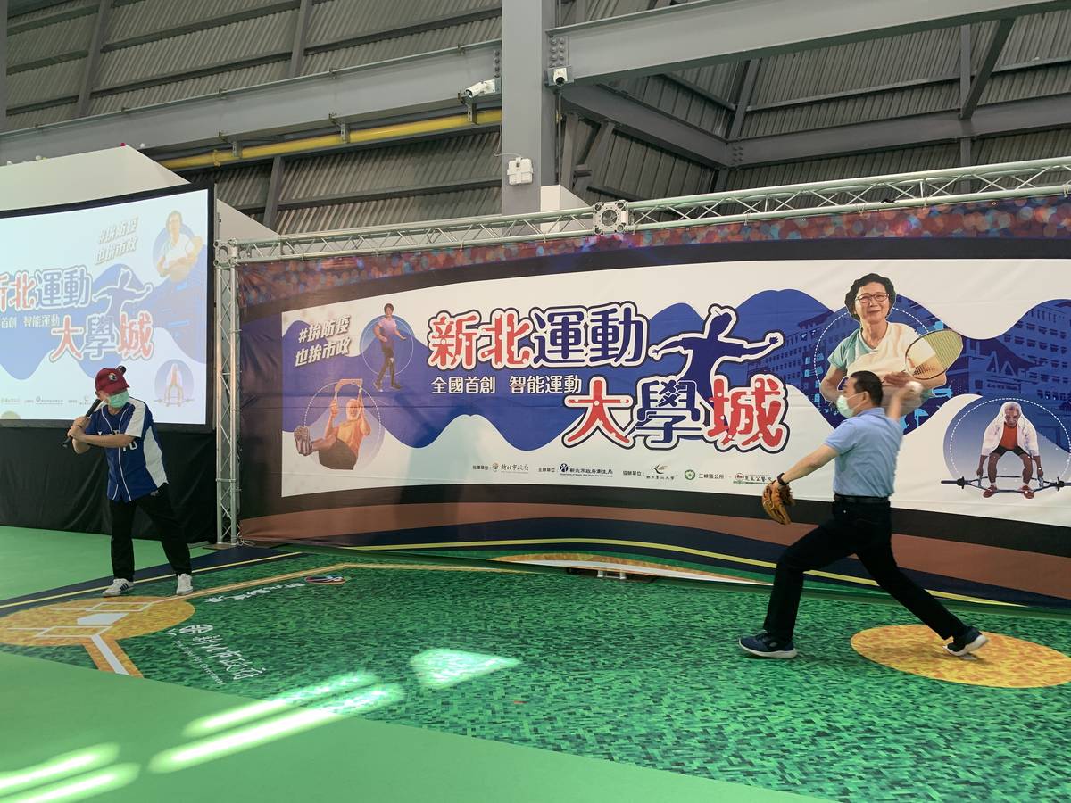 新北市長侯友宜與長輩進行樂樂棒球體驗。
