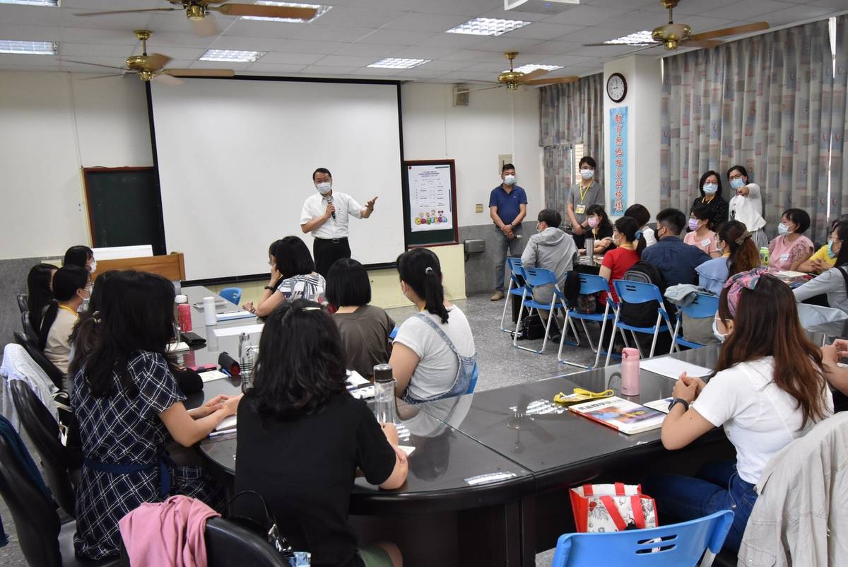 臺中市教育局副局長方炳坤至研習現場向教師致意（圖片來源：臺中市教育局）