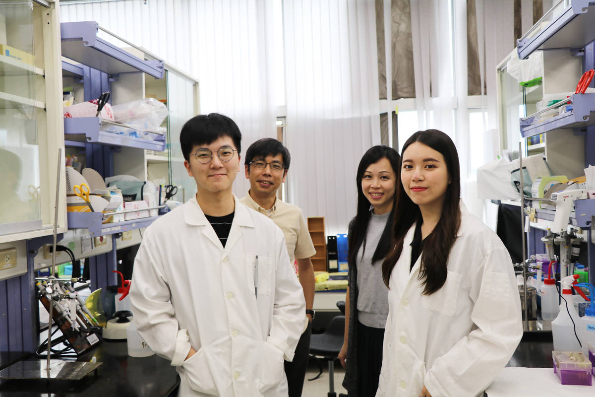 研究團隊合影(左起)學生孫永宸、黃介嶸副教授、郭津岑副教授、邱怡萍碩士