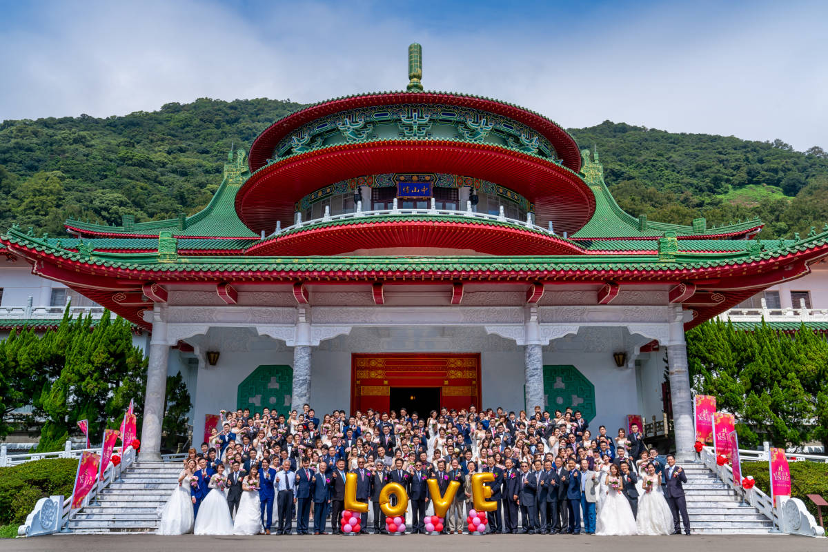 古色古香美景獨特，中山樓開放拍婚紗。圖為2018臺電在中山樓舉行聯合婚禮大合照(國臺圖提供)