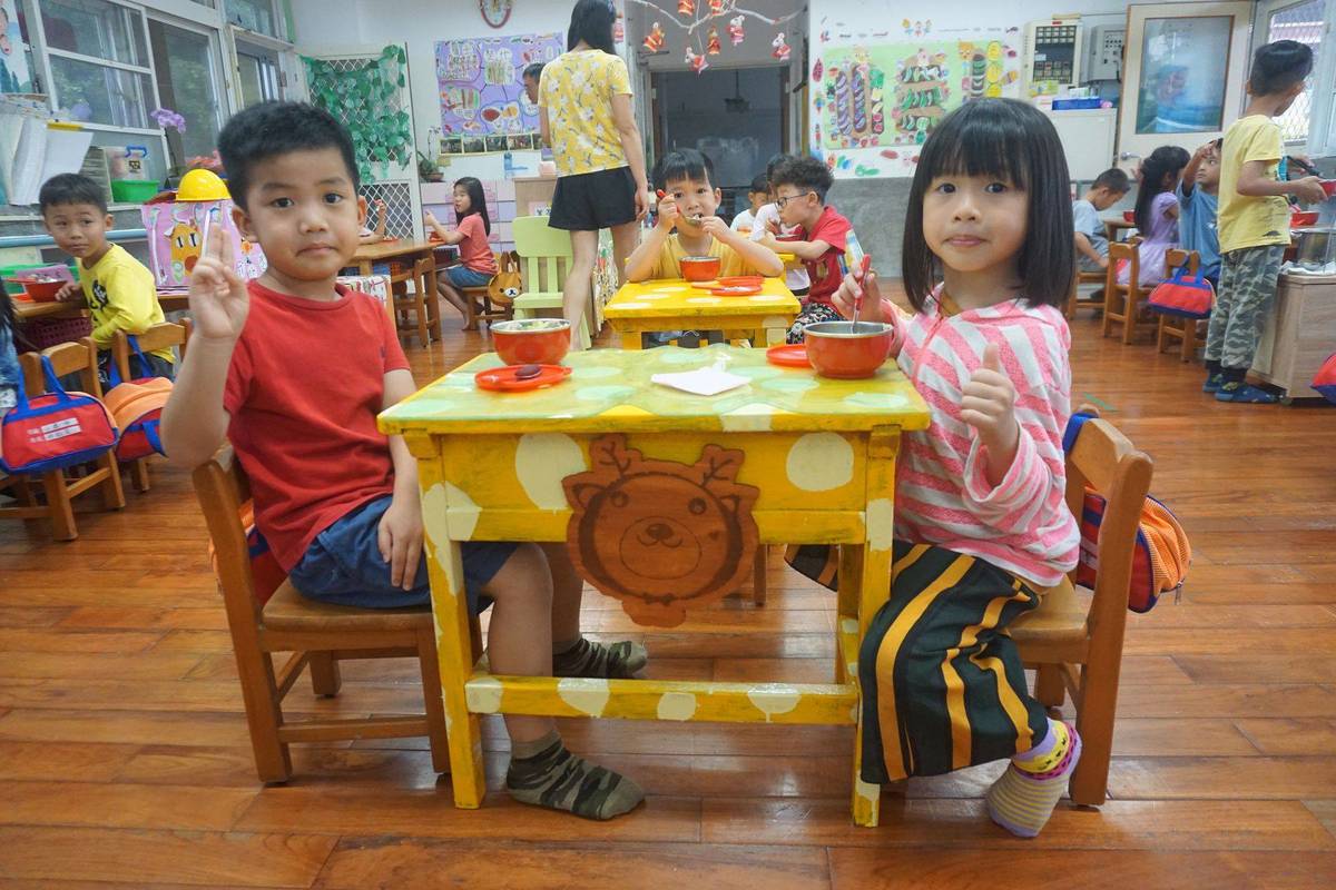 幼生在鹿仔桌用餐（圖片來源：圳堵附幼）