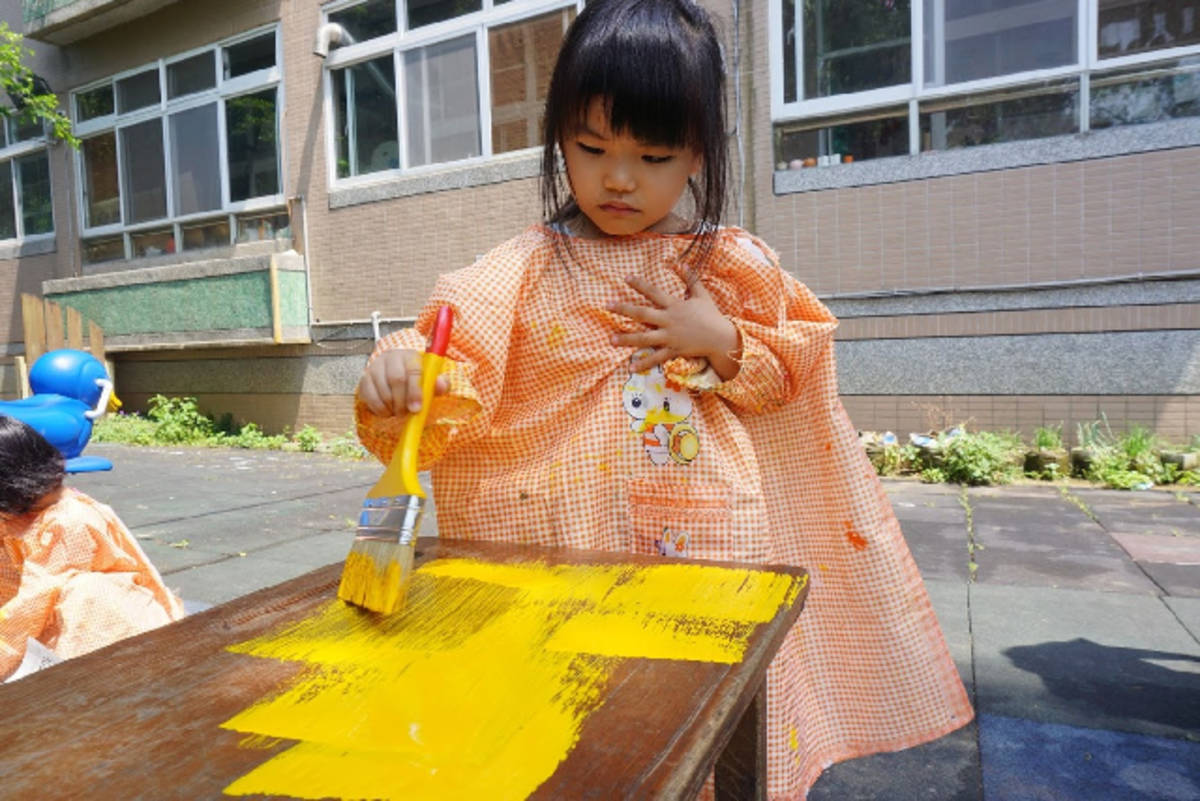 幼生彩繪黃色鹿身（圖片來源：圳堵附幼）