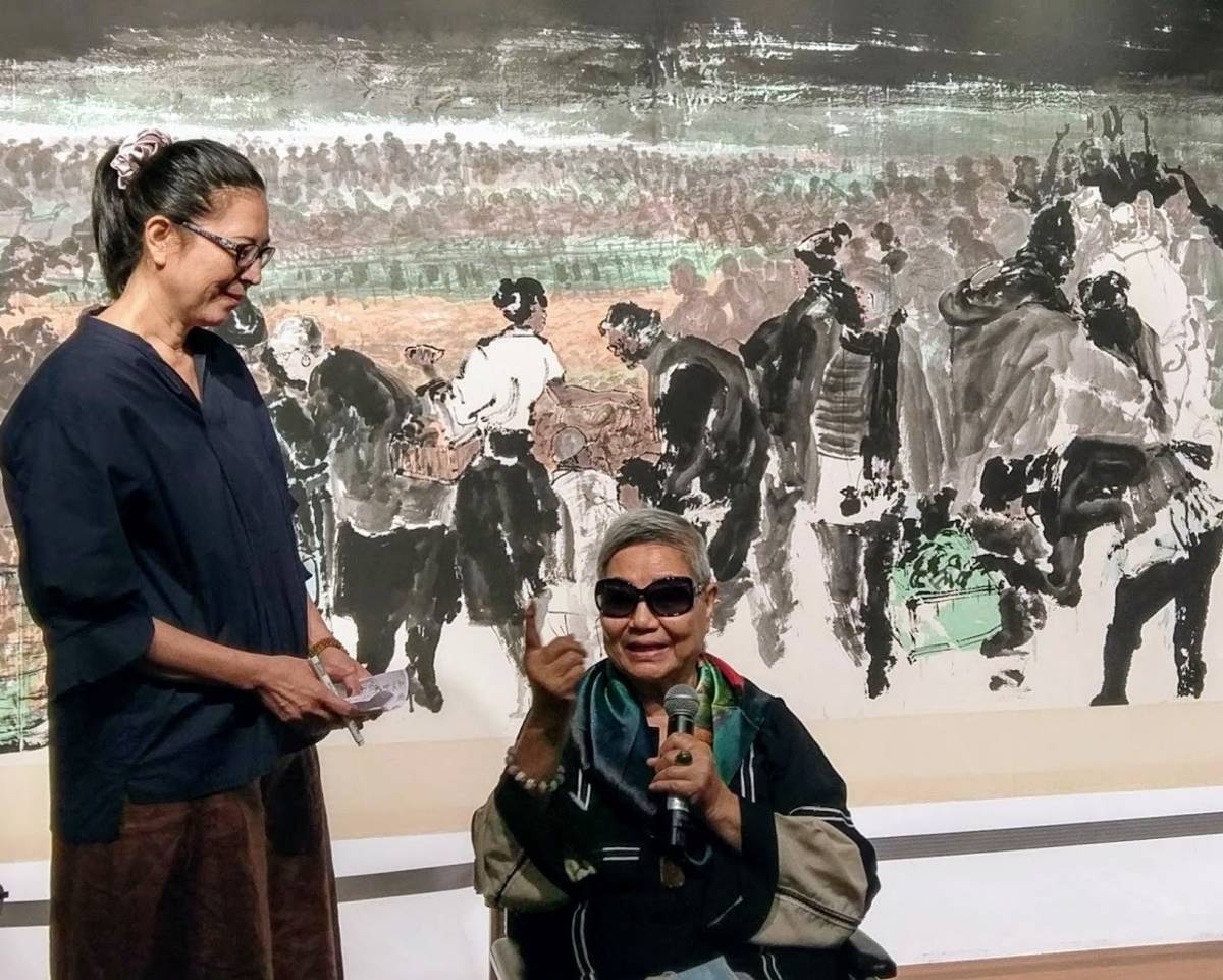 李奇茂教授的夫人張光正女士（右一）與女兒李安榮