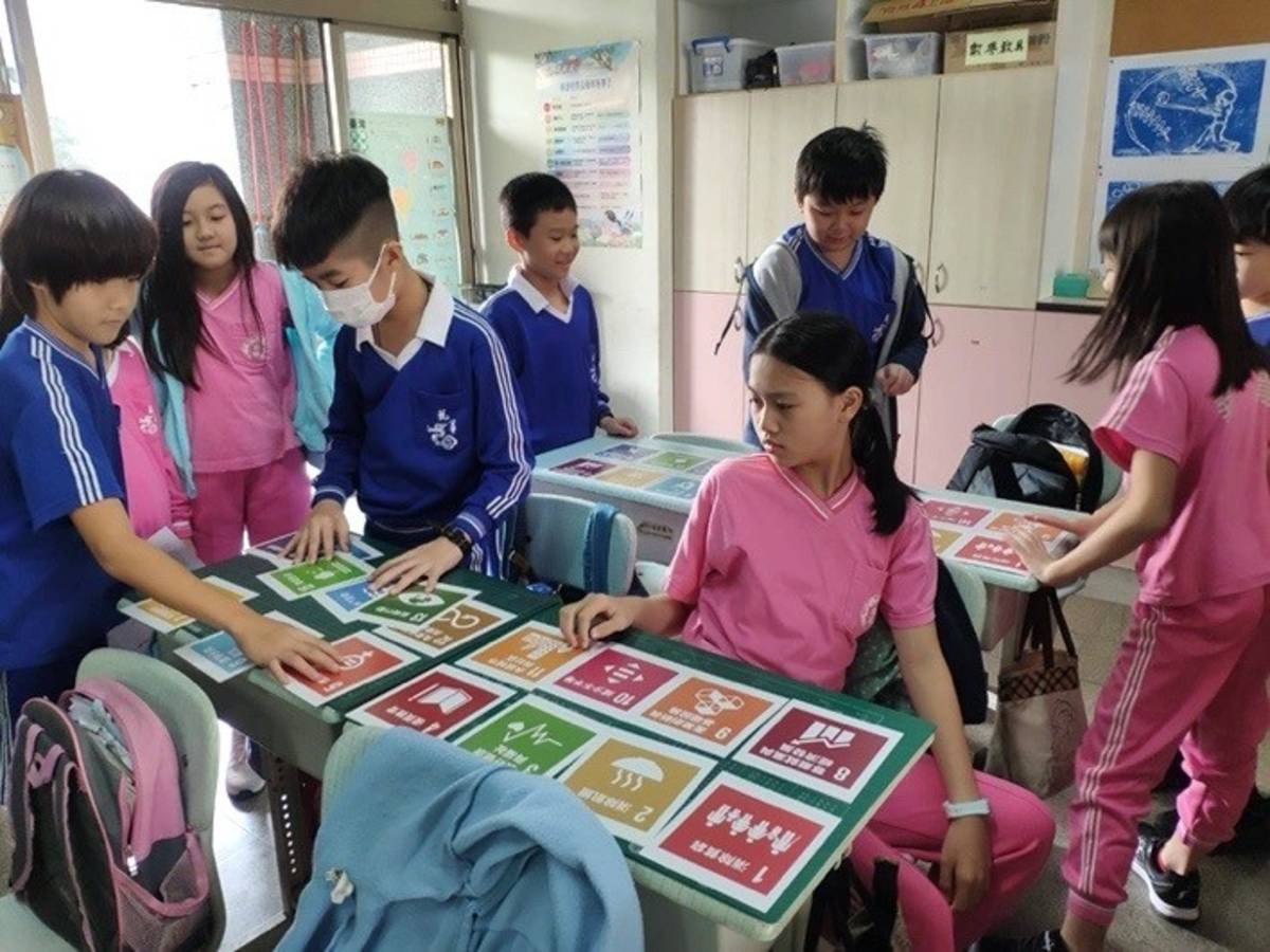SDGs小學堂利用圖卡配對遊戲，讓學生在遊戲中了解永續發展概念