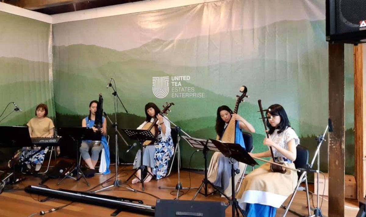 思築「樂自慢樂團」於臺灣茶成果展演奏臺灣歌謠 