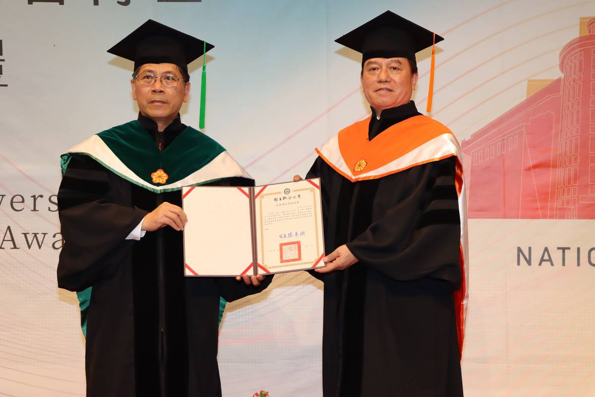 蔡東湖授予徐千剛榮譽博士學位證書（圖片來源：苗栗縣媒體事務中心）