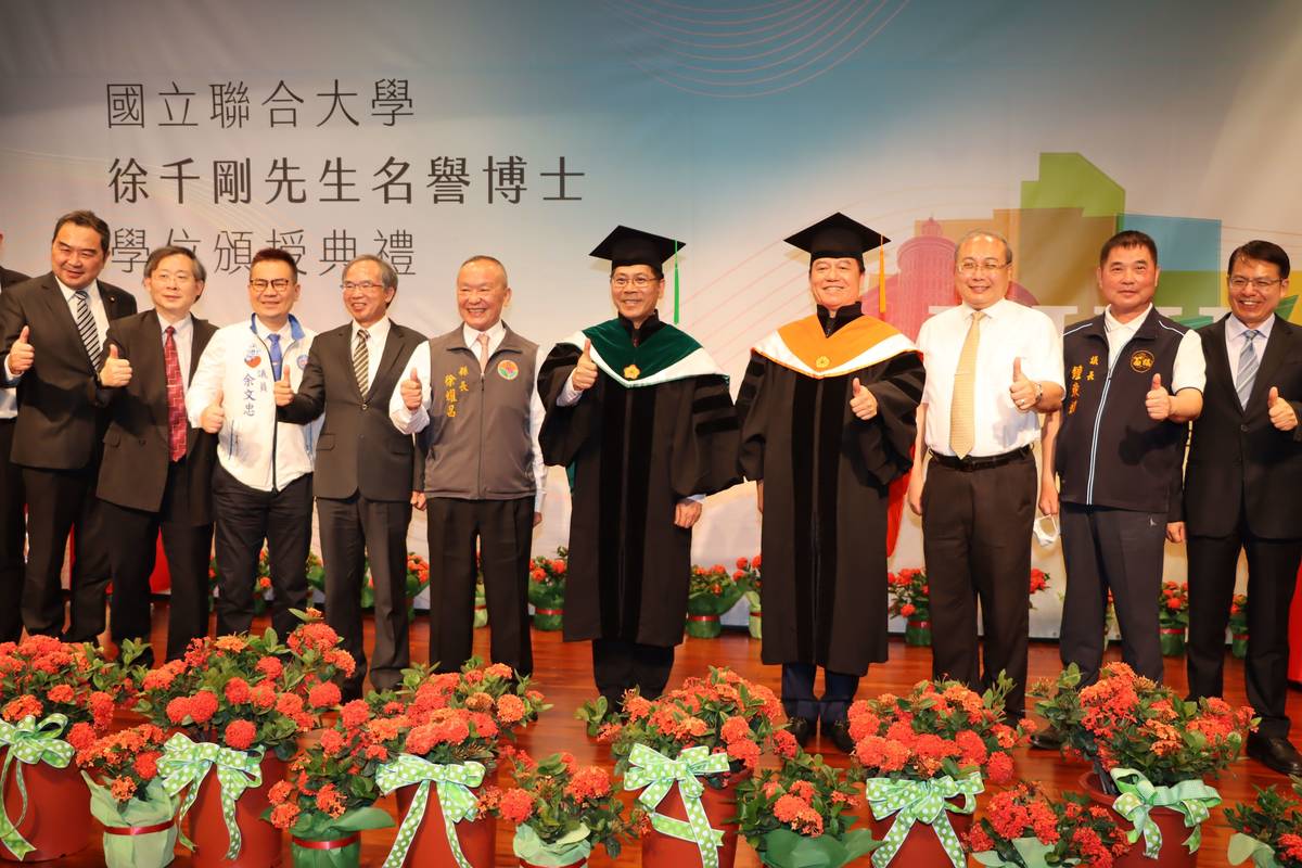 學位頒授典禮與會人員合影（圖片來源：苗栗縣媒體事務中心）