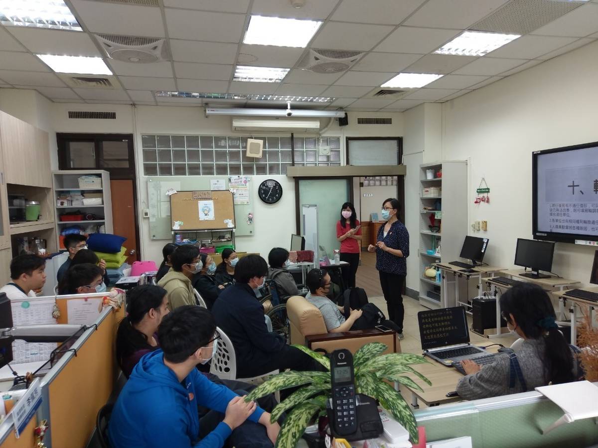 資源教室輔導人員透過團體督導方式瞭解學生於外派單位工作情形