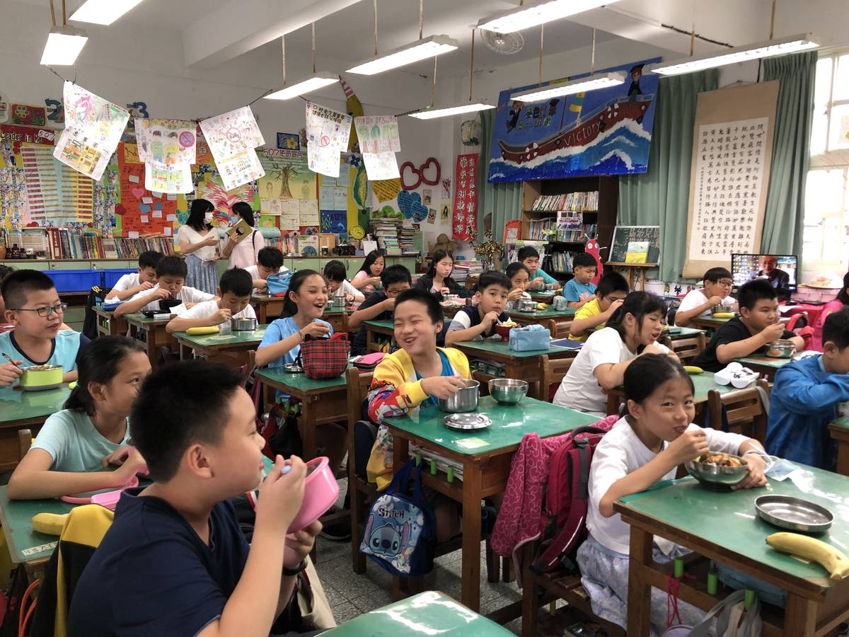 新北7校將東南亞特色料理融入校園午餐，讓孩童在餐桌上學習尊重與包容多元文化。