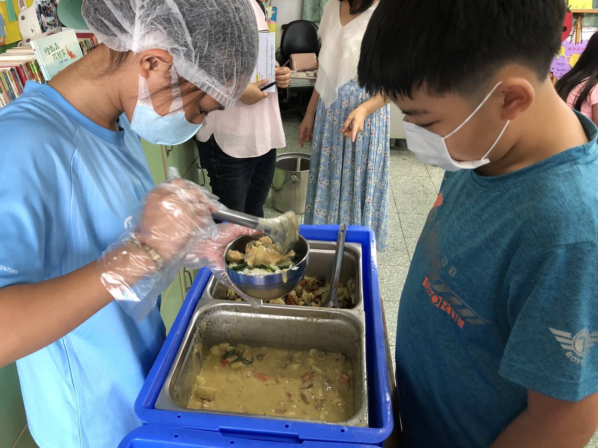 經校廚調整烹飪、營養師把關的校園營養午餐，結合異國風味，成功擄獲孩子的胃。