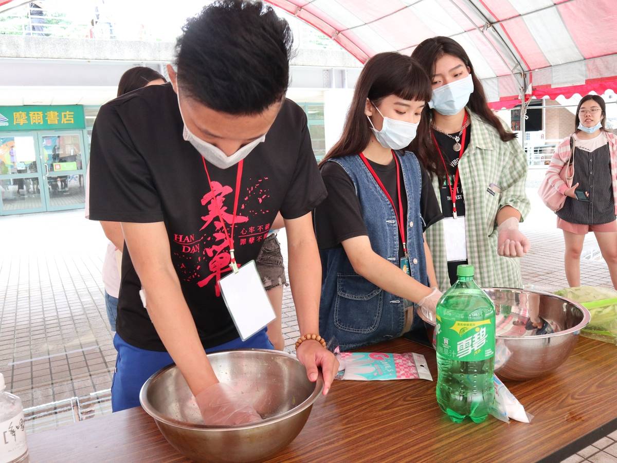 學生以芒果醃漬情人果（圖片來源：中臺科大）