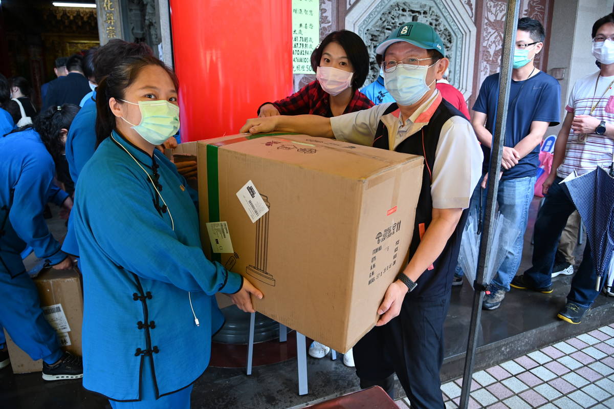 致贈三重蘆洲區高中職以下學校每校10盞紫外線消毒燈。