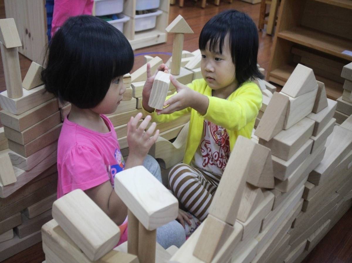 濱江非營利幼兒園小朋友玩積木.jpg