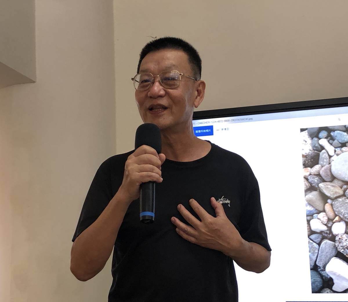 臺東在地詩人徐慶東讚美洪瓊君是臺東教育的寶