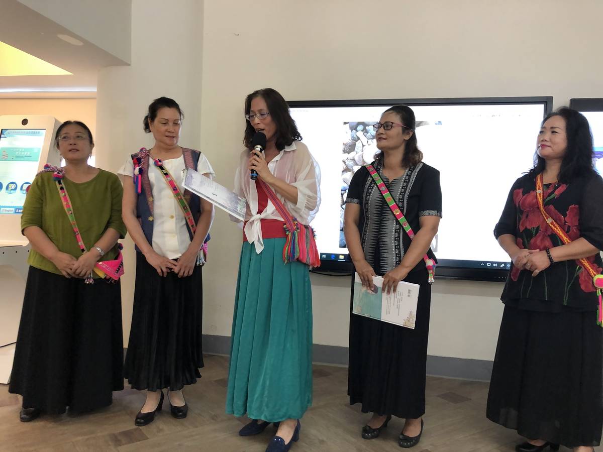 姊妹們為洪瓊君獻唱原住民歌舞，洪瓊君自己在歌聲中朗讀書中的文字。
