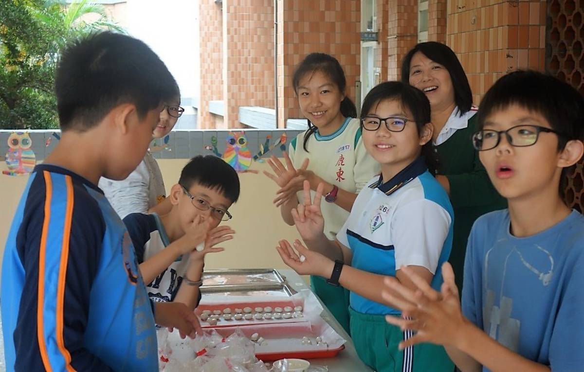 鹿東國小學生親手製作祭拜七娘媽要使用的「糖粿」(圖片來源：鹿東國小)