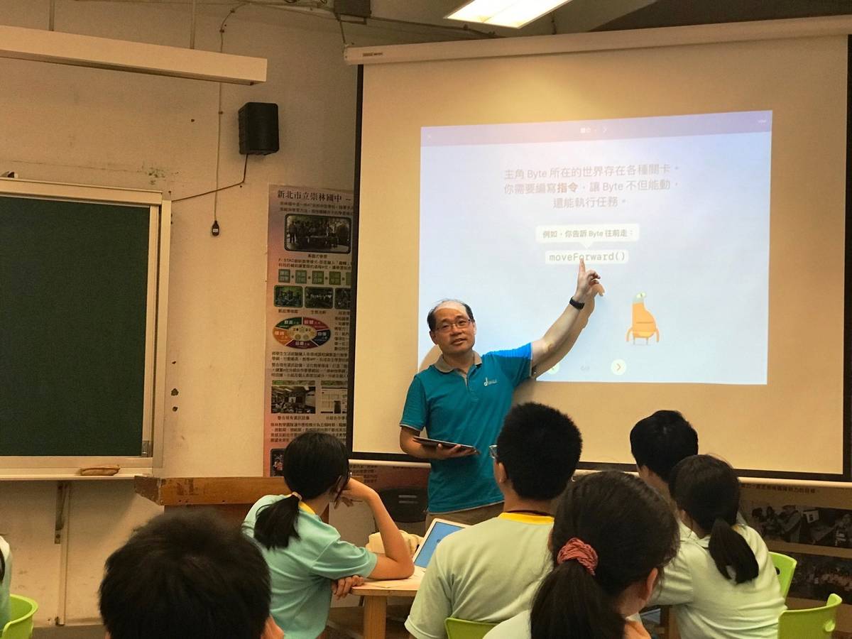 孫郁文老師教導學生學習程式設計