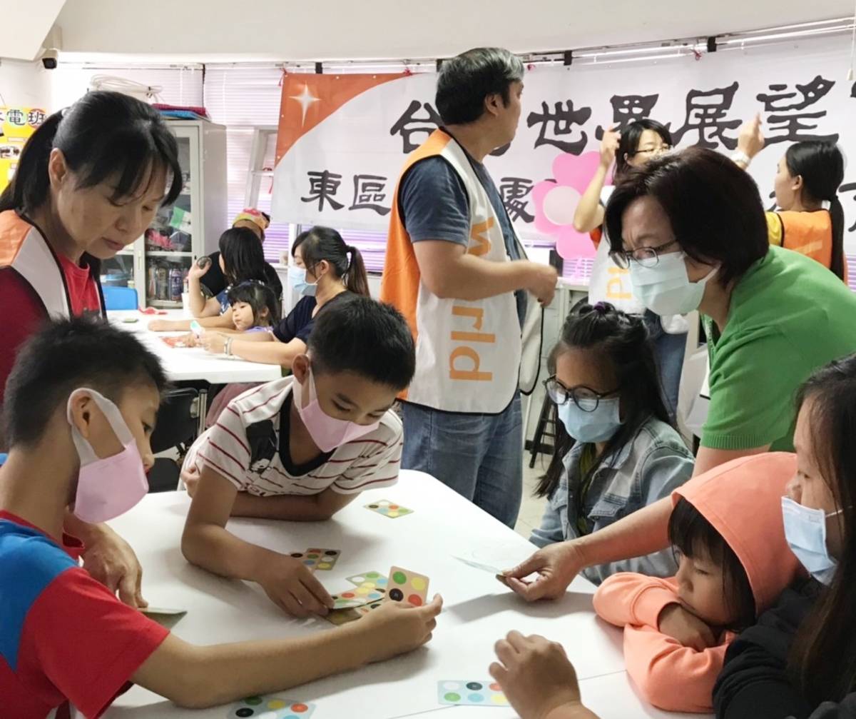 為提升孩子的防疫知能，臺灣世界展望會東區辦事處近日於臺東縣所屬服務區域及原鄉部落，辦理防疫宣導活動。